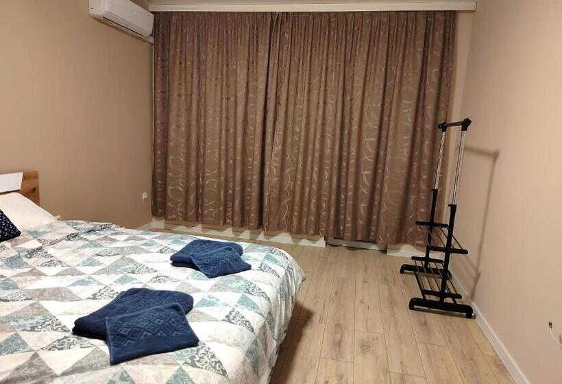 Apartment With Private Yard And Bbq