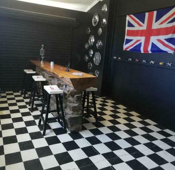 Пансион The V8 Guest House