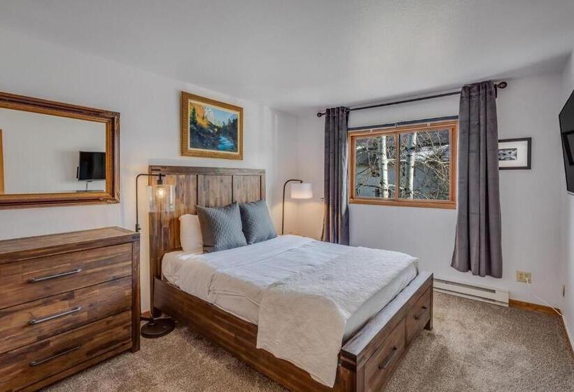 1038  Modern Townhome Close To The Slopes