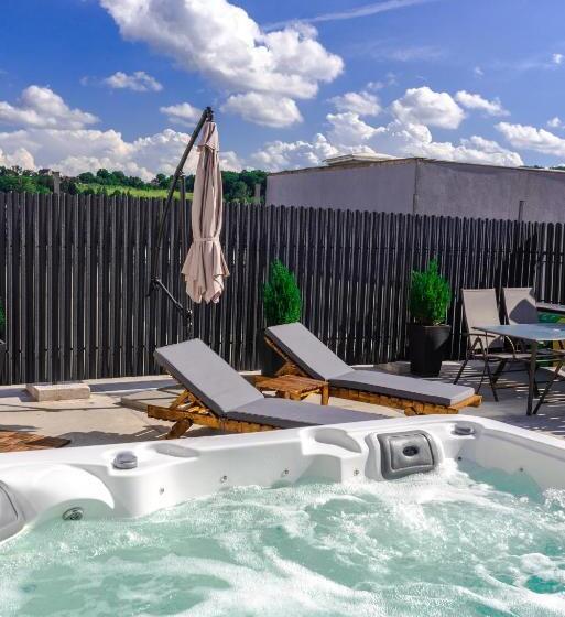 Thome Hoia Jacuzzi