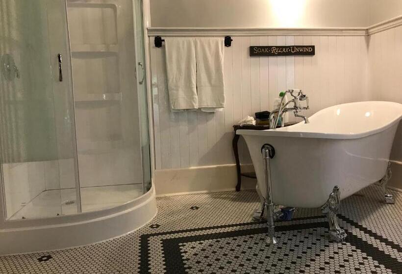 פנסיון Lionheart Guest House