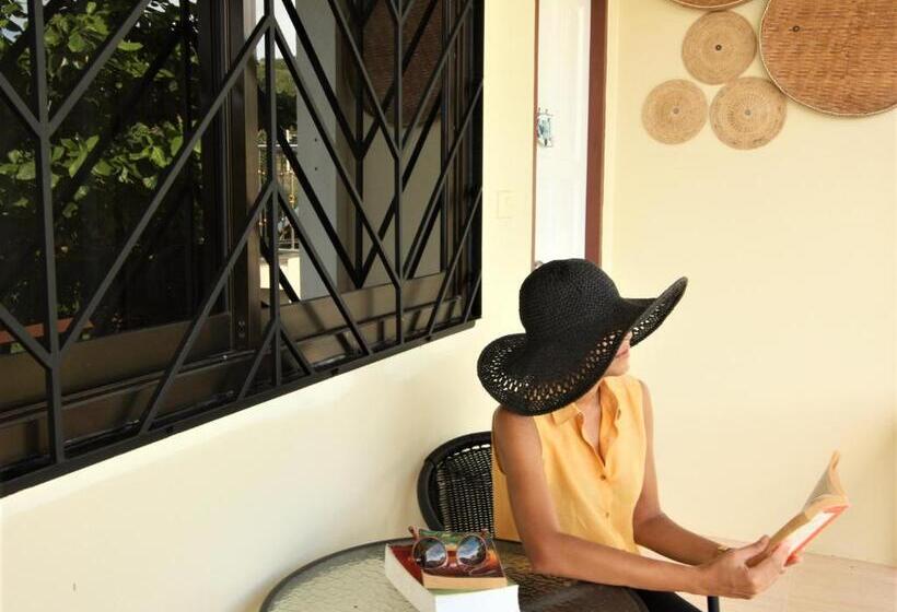 Пансион Sun & Sea Nai Yang Phuket