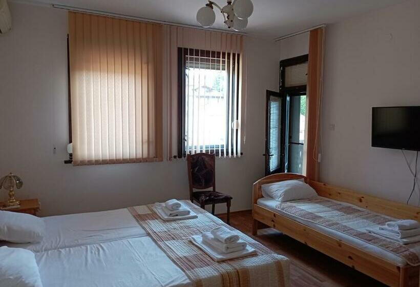 پانسیون Toncho S Guest House For 16 Guests