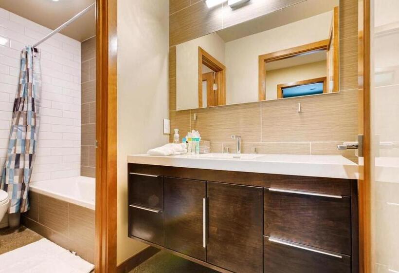 1005   Walk To Ski Modern Luxurious Townhome