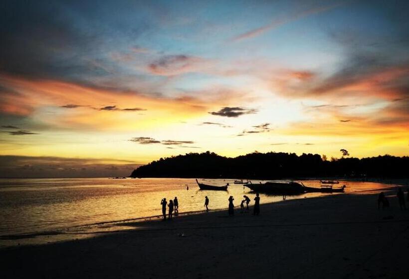 هتل Forra Pattaya Beach Front Bungalow