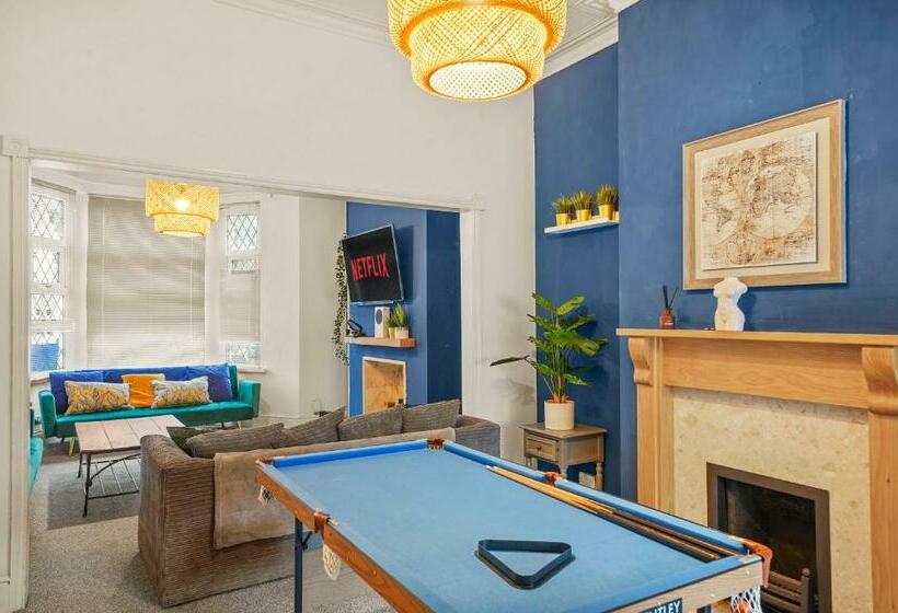 Large Central Cardiff House Games Room Sleeps 12