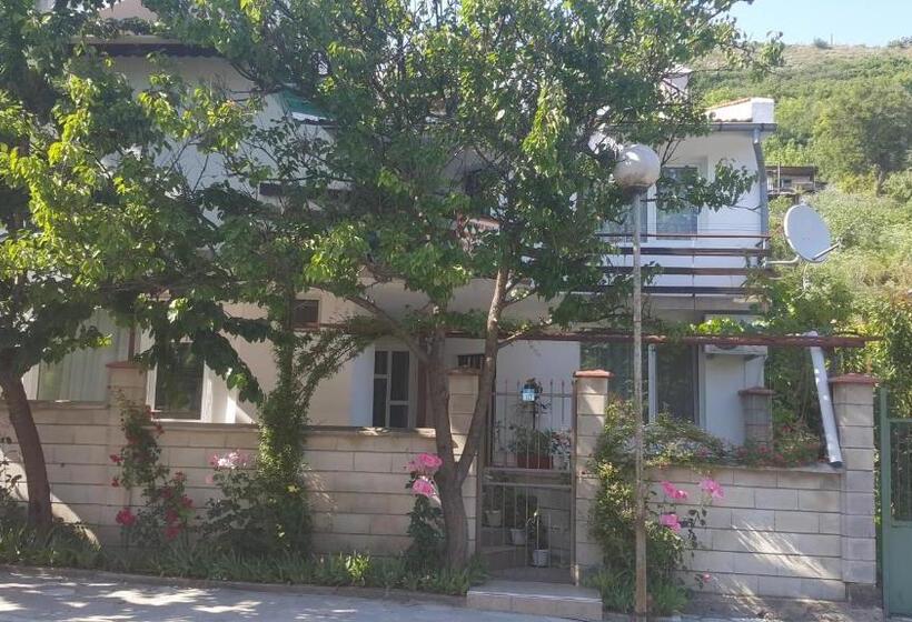پانسیون Fema Guest House