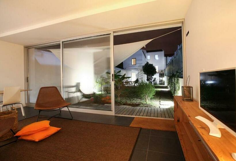 Пансион Place Of Moments Urban Suites