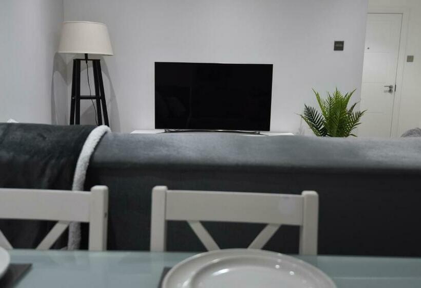 Cozy! 2 Bedroom Exclusive Apartment Near Bristol City Centre Easton Speedwell Sleeps Upto 6