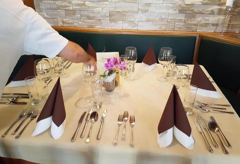 ユースホステル Gasthof Restaurant Steirereck N