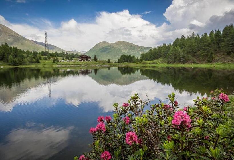 ホテル Rifugio Al Lago Del Mortirolo In Inverno Raggiungibile Solo A Piedi