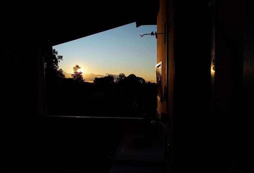 Hostel Yellow House Mg