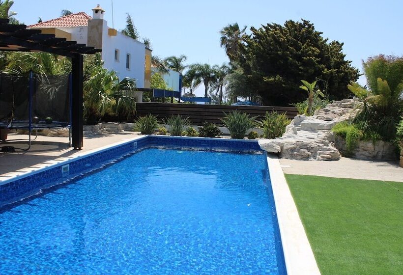 Immaculate 3 Bed House In Pentakomo