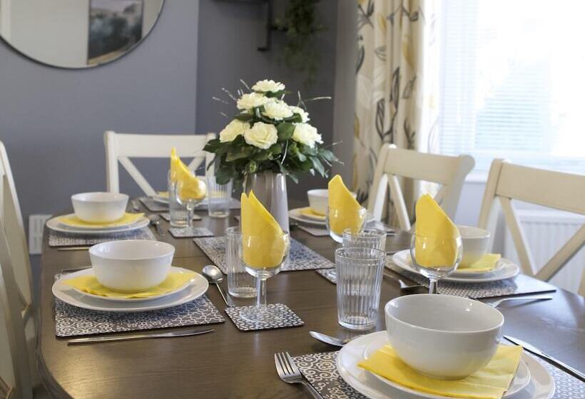 The Flintshire   North Wales   Sleeps Up To 9