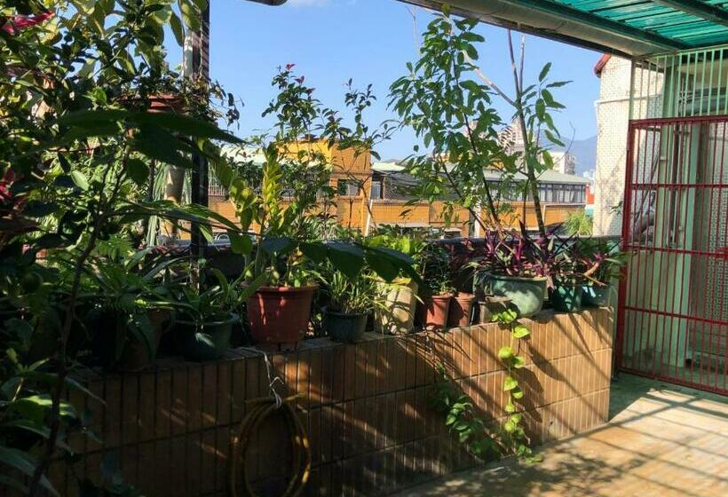 تختخواب و صبحانه 紅色鐵門