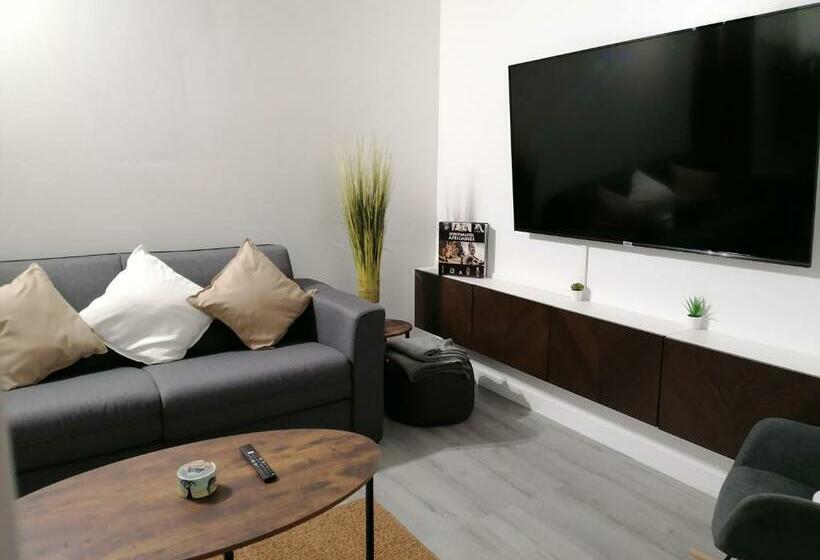 Great Bright And Spacious Apart + Private Parking