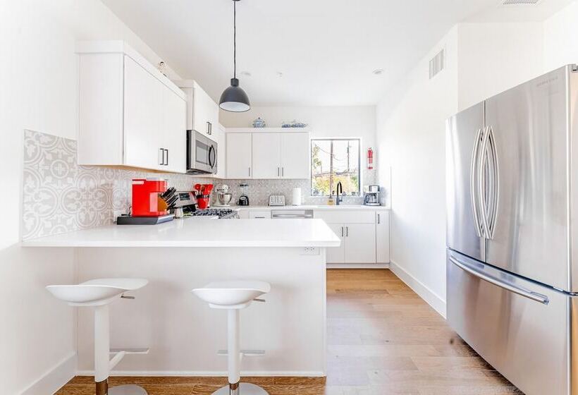 Luxe East Downtown 3br Condo, Walk To Bars, Restaurants, Shops