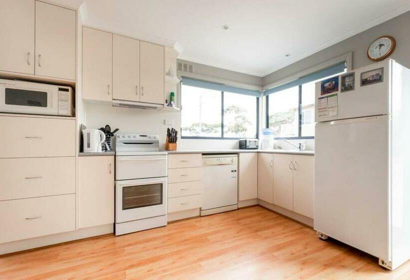 Simple Coastal Retreat In St Helens With Water Views!