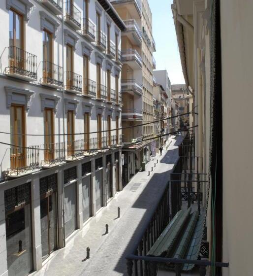 مسافرخانه La Perla Granada Suites