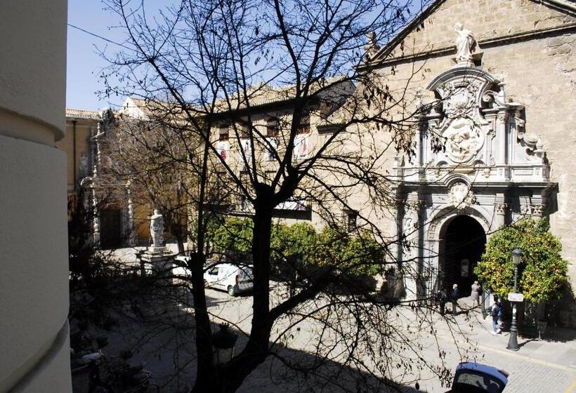 مسافرخانه La Perla Granada Suites