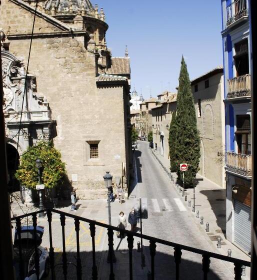 مسافرخانه La Perla Granada Suites