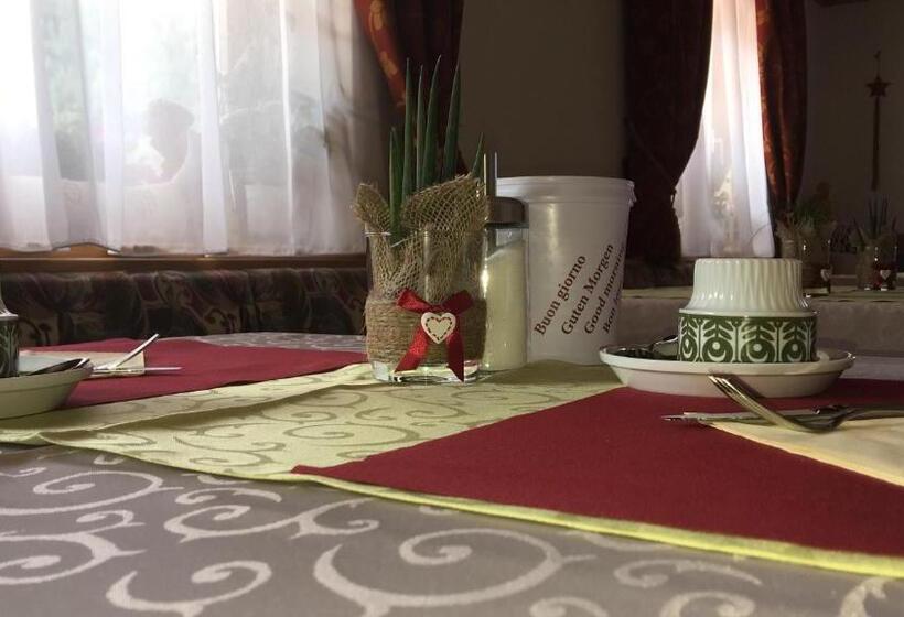 تختخواب و صبحانه Garní Nëidia