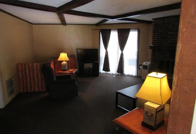 مُتل The Lake George Inn