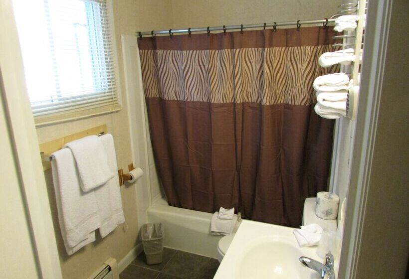 مُتل The Lake George Inn