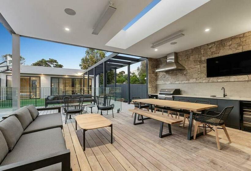 Kirks On Park Brand New Luxury Home, Great Location