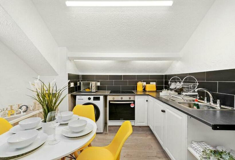The Bayford Hub Classy Spacious Studio Flat