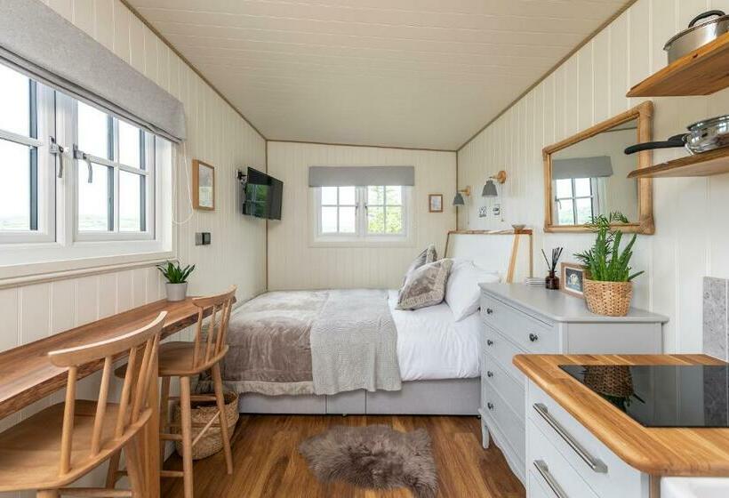 Secluded Lodge With Spectacular Views And Hot Tub!