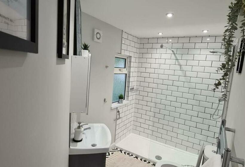 Morris Lodge, Southampton 1 Bedroom, Free Wifi & Parking