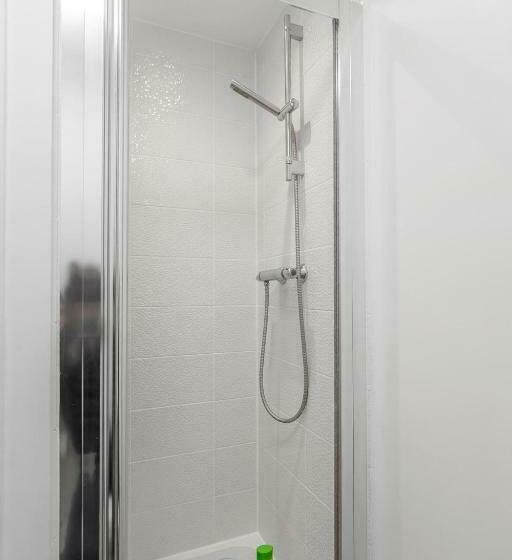 Torrens Rest   2 Parking, Free Wifi And Kitchen