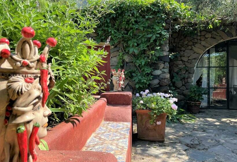 Villa La Vigna Nella Baia Di Pollara, Incantevole Con Piscina