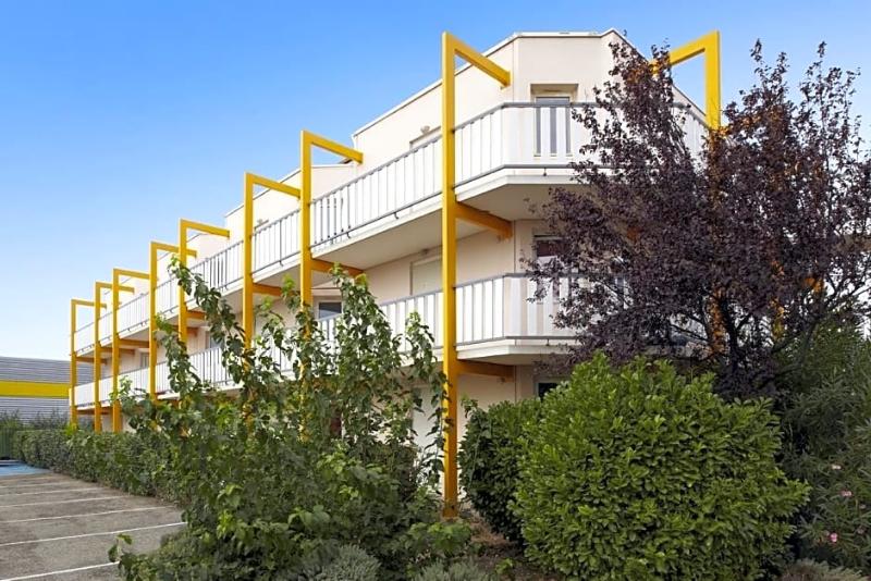 Отель Premiere Classe Avignon Courtine Gare Tgv