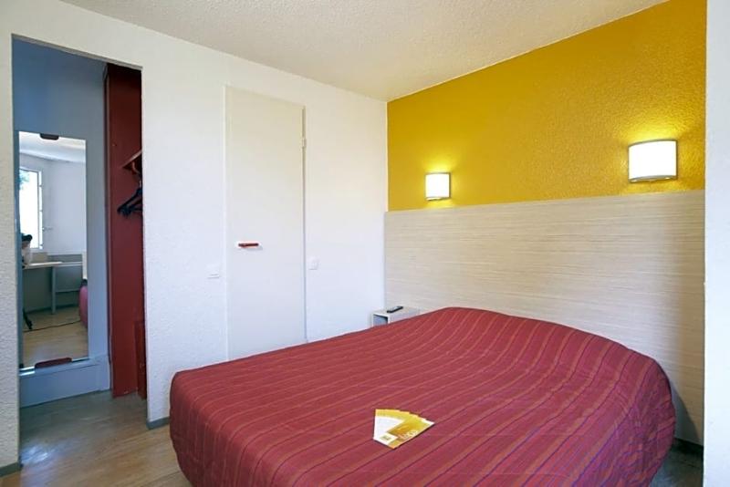 Отель Premiere Classe Avignon Courtine Gare Tgv