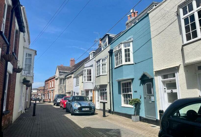 Cobb Cottage Harbourside Permit Parking