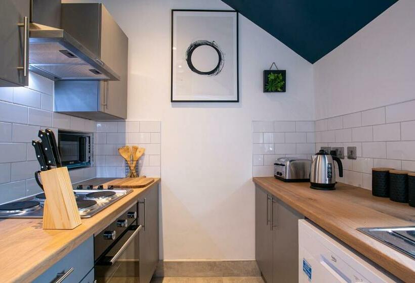 Contractor & Leisure & En Suite Bathrooms & Free Parking