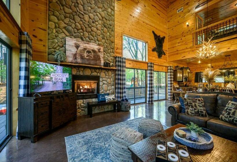 Hickory Bear Cabin Surrounded By Pines, Sleeps 10, Hot Tub, Fire Pit, Arcade, Foosball Table & Dec