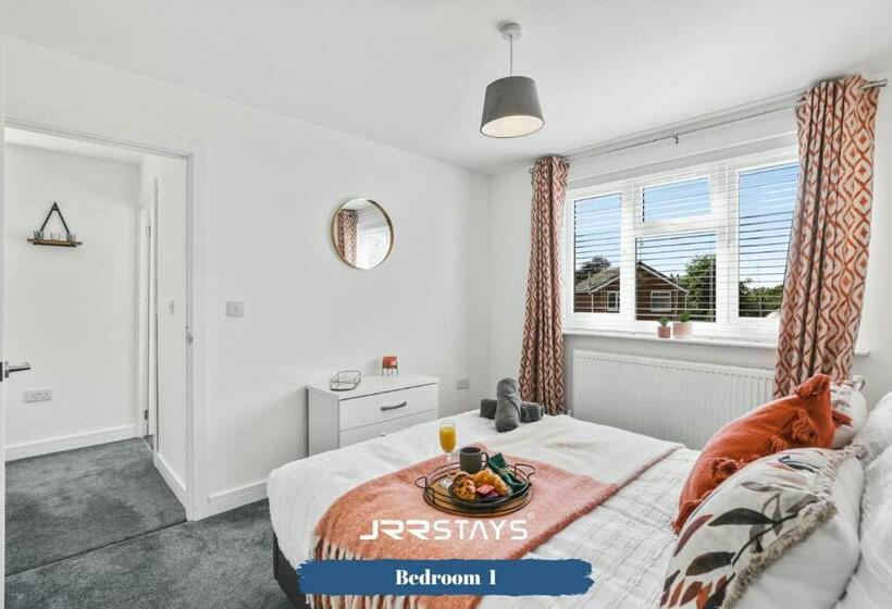 Wolverhampton Amazing 3 Bedroom, Sleeps 6, Wi Fi Jrr Stays