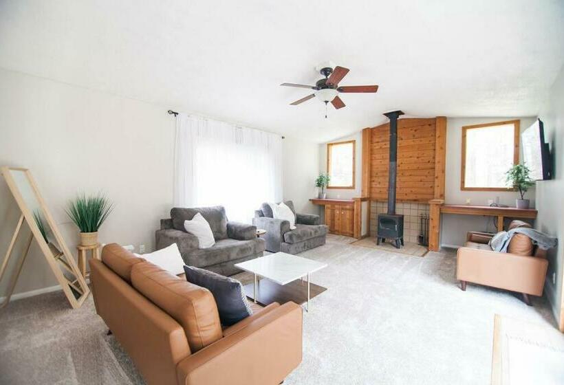 Private Beulah Cabin 10 Min To Crystal Lake Two King Beds