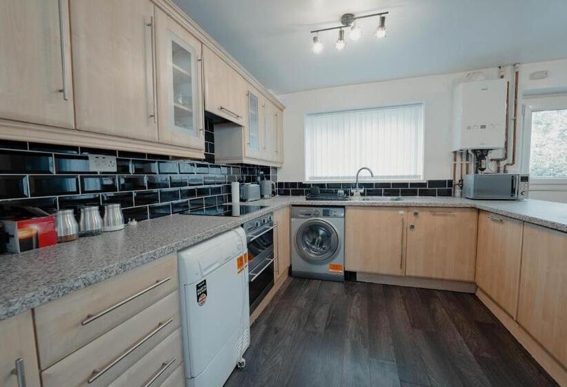 Cheerful Home Close To The City And Peak District