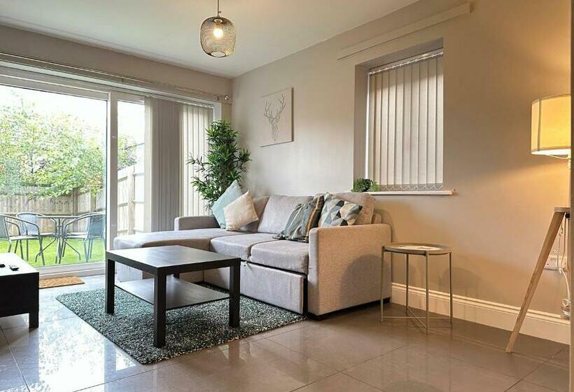 New Stylish House Sleeps 7 Free Parking Contractors Welcome Wifi
