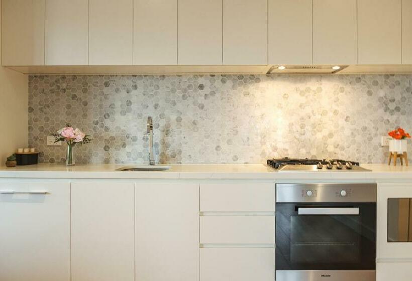 Box Hill Center 2br1ba View Balcony Wifi Parking