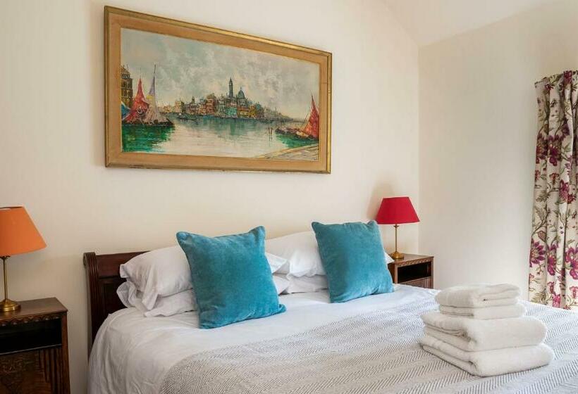 The Old Post Office Spacious 4 Bed House!