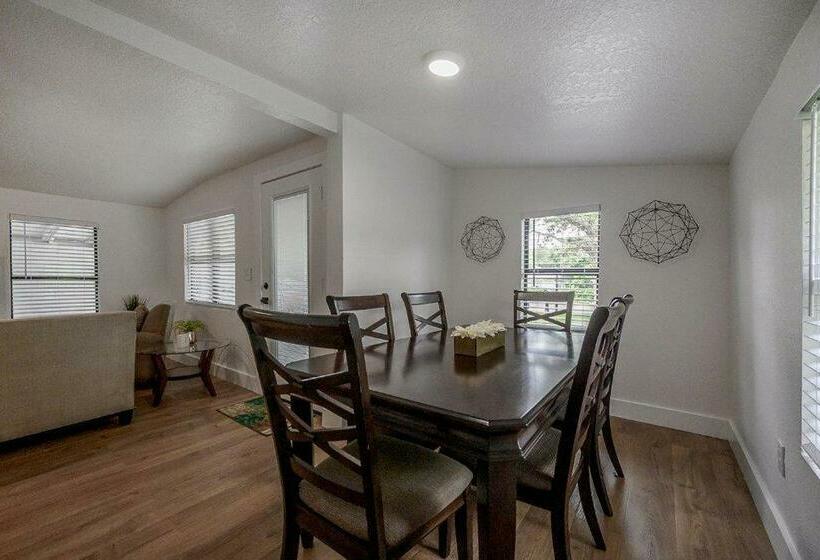 Now Available Renovated Seminole Heights Beauty