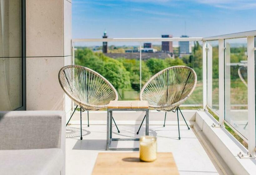 Shs Homes Luxe Highrise, 2 Bedrooms, Kitchen, Free Parking, Stunning View, Large Tarrasse, Workspace