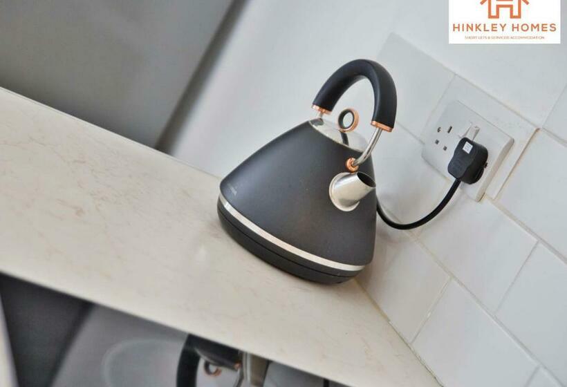 Centrally Tucked Away Private 4bed Free Parking! By Hinkley Homes Short Lets & Serviced Accommodat