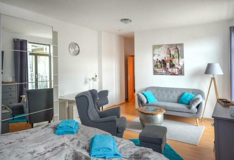 Sweethome Ruhig Große Küche, Balkon, Stellplatz, Wifi