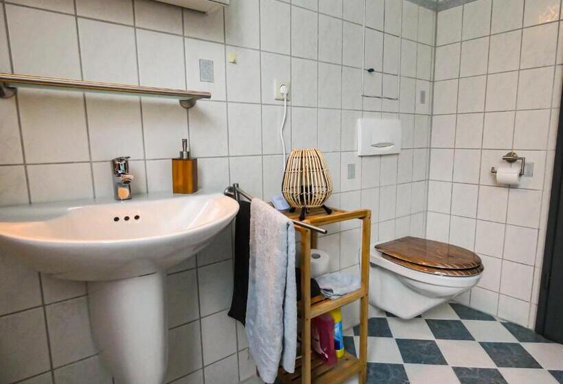 #111   Lux Flat Lennep   Altstadt   Netflix & Amazon Prime   Felswand